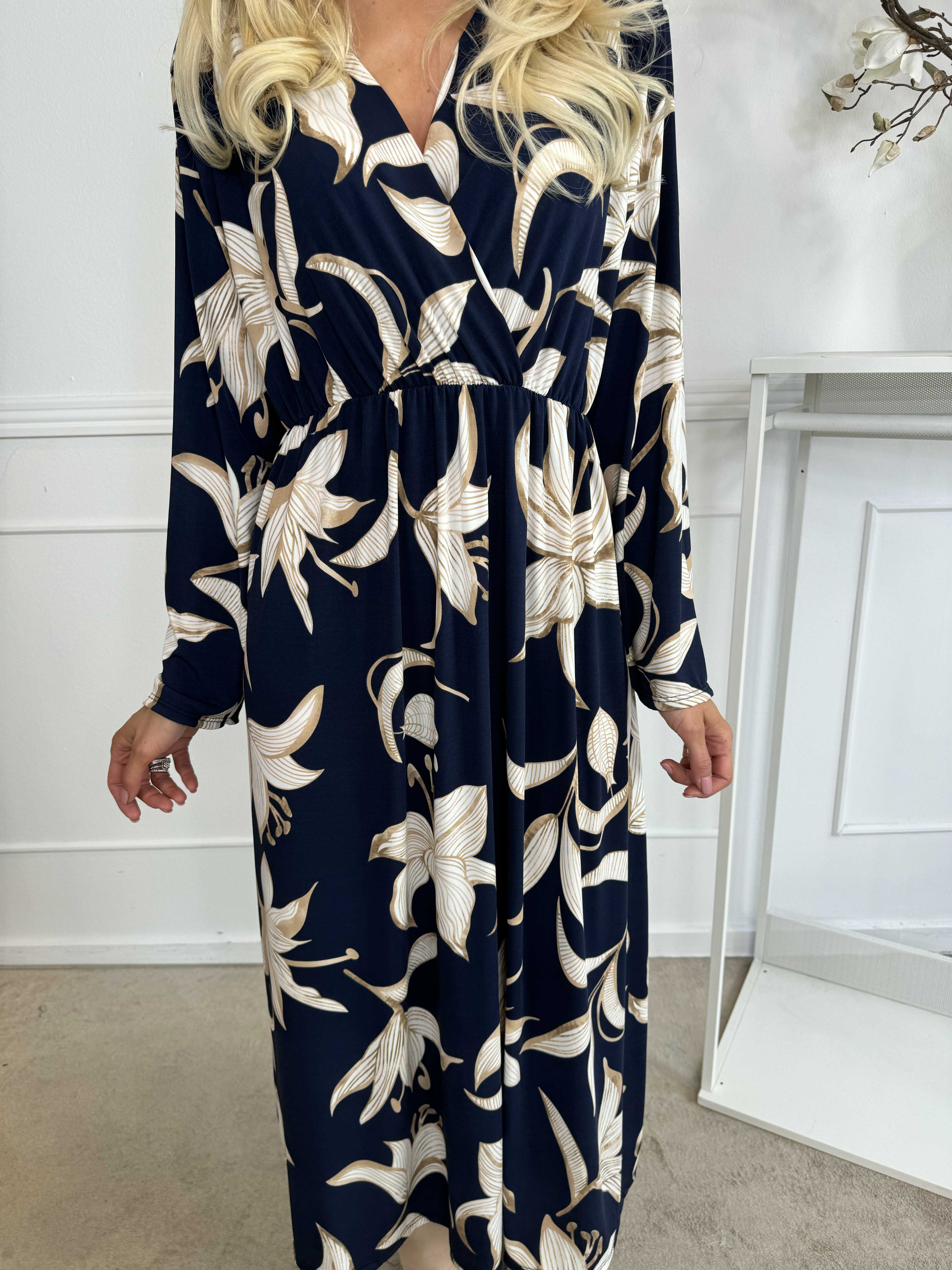 Nelly Flower - Elastisk klänning med liljor